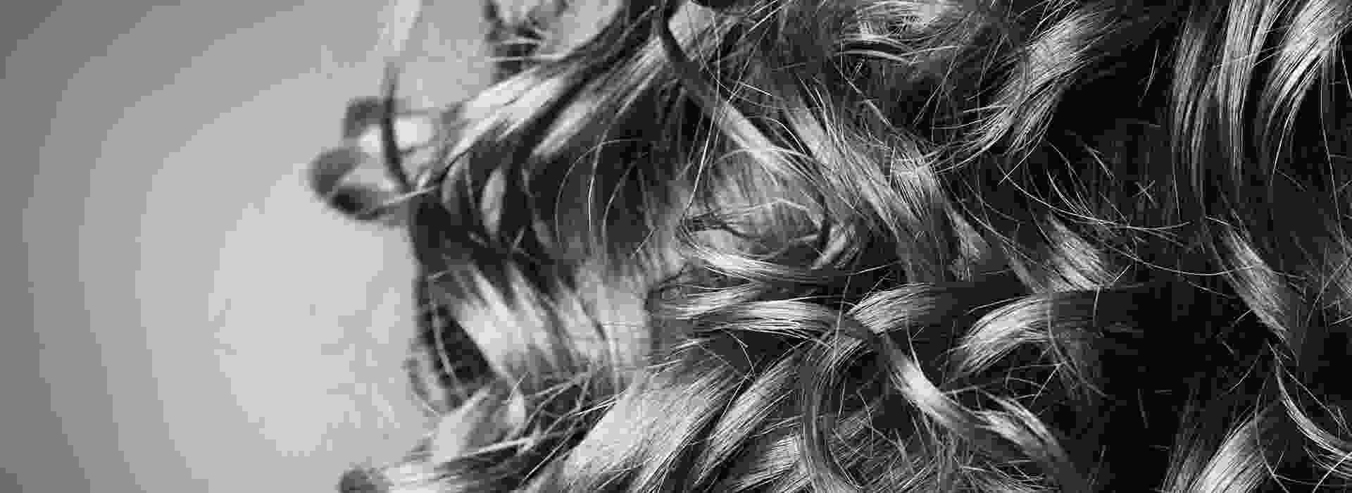 A close up of the hair on a woman 's head.